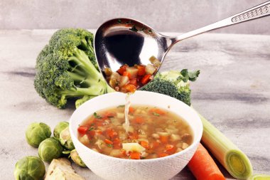 Çorba, sebze çorbası, kase. Geleneksel sıcak sebze çorbası.