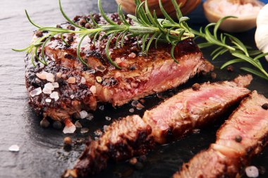 Slate Slab 'de ızgara kaburga gözü bifteği - Kuru Yaşlanmış Wagyu Entrecote 