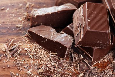 Koyu çikolata yığını, çikolata parçacıkları ve pudra.