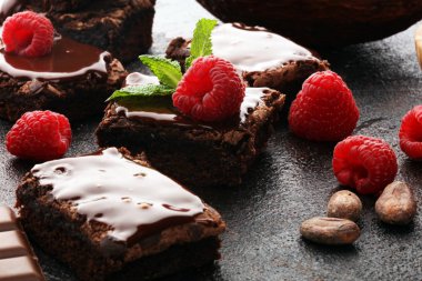 Çikolatalı browni kek tatlı Ahududu ve baharat ahşap zemin ile.