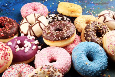 Çikolatalı buzlu, pembe ile çeşitli donuts sırlı ve serpin