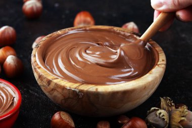 Ev yapımı fındık, ahşap kasede serili. Fındıklı fındıklı krema.