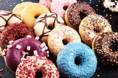 Çikolatalı buzlu, pembe ile çeşitli donuts sırlı ve serpin