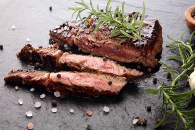 Slate Slab 'de ızgara kaburga gözü bifteği - Kuru Yaşlanmış Wagyu Entrecote 