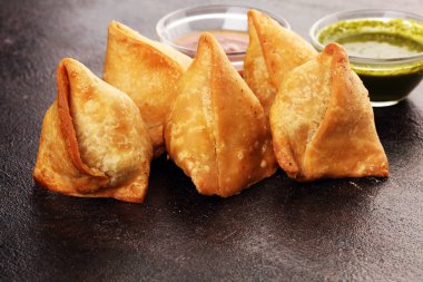 Vejetaryen samsa ya da samosa. Hint özel geleneksel sokak yemeği.