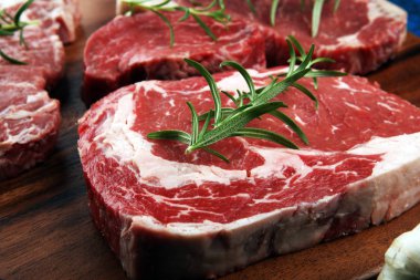 Çeşitli Biftek. Barbekü kaburga gözü bifteği, kurutulmuş Wagyu Entrec.