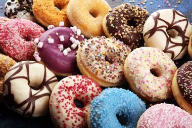 Çikolatalı buzlu, pembe ile çeşitli donuts sırlı ve serpin