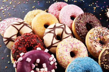 Çikolatalı buzlu, pembe ile çeşitli donuts sırlı ve serpin