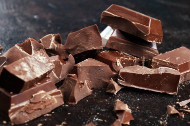 Koyu çikolata yığını, çikolata parçacıkları ve pudra.