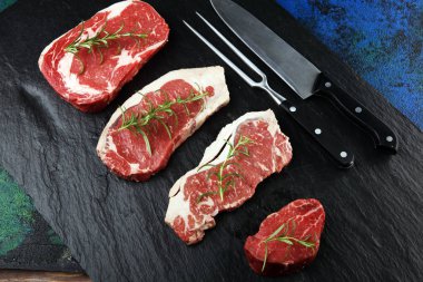 Çeşitli Biftek. Barbekü kaburga gözü bifteği, kurutulmuş Wagyu Entrec.