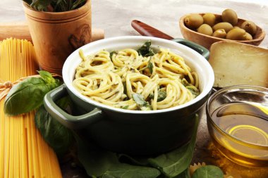 Gorgonzola soslu spagetti ve malzemeli ıspanak.