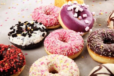 Çikolatalı buzlu, pembe ile çeşitli donuts sırlı ve serpin