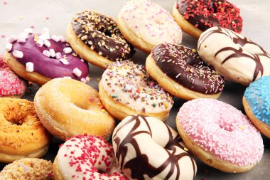 Çikolatalı buzlu, pembe ile çeşitli donuts sırlı ve serpin