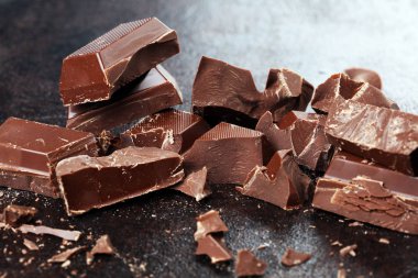 Koyu çikolata yığını, çikolata parçacıkları ve pudra.