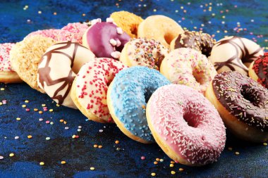 Çikolatalı buzlu, pembe ile çeşitli donuts sırlı ve serpin