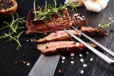 Slate Slab 'de ızgara kaburga gözü bifteği - Kuru Yaşlanmış Wagyu Entrecote 