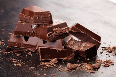 Koyu çikolata yığını, çikolata parçacıkları ve pudra.