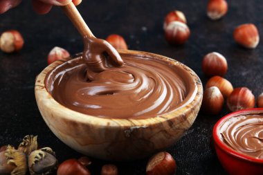 Ev yapımı fındık, ahşap kasede serili. Fındıklı fındıklı krema.