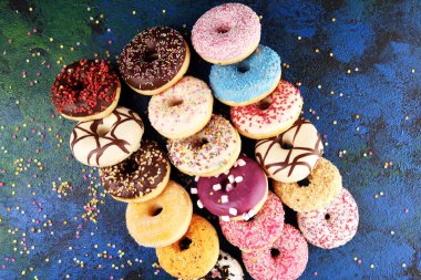 Çikolatalı buzlu, pembe ile çeşitli donuts sırlı ve serpin