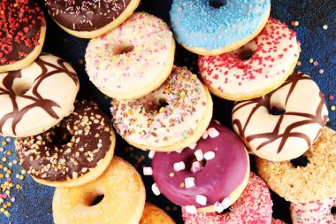 Çikolatalı buzlu, pembe ile çeşitli donuts sırlı ve serpin