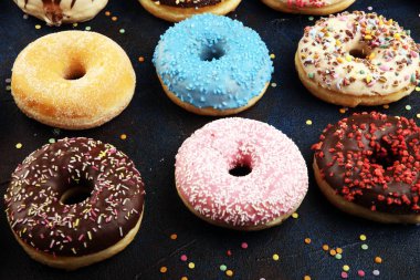 Çikolatalı buzlu, pembe ile çeşitli donuts sırlı ve serpin