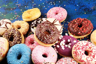 Çikolatalı buzlu, pembe ile çeşitli donuts sırlı ve serpin