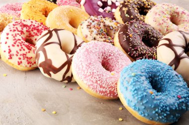Çikolatalı buzlu, pembe ile çeşitli donuts sırlı ve serpin