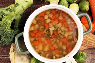 Çorba, sebze çorbası, kase. Geleneksel sıcak sebze çorbası.