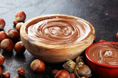 Ev yapımı fındık, ahşap kasede serili. Fındıklı fındıklı krema.