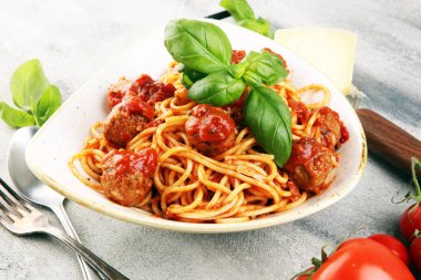 Köfteli makarna ve fesleğenli domates sosu.