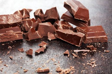 Koyu çikolata yığını, çikolata parçacıkları ve pudra.