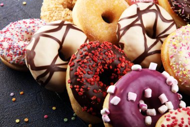 Çikolatalı buzlu, pembe ile çeşitli donuts sırlı ve serpin