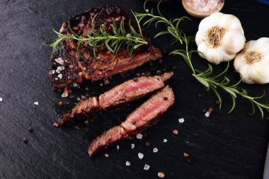 Slate Slab 'de ızgara kaburga gözü bifteği - Kuru Yaşlanmış Wagyu Entrecote 