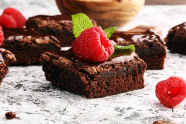 Çikolatalı browni kek tatlı Ahududu ve baharat ahşap zemin ile.