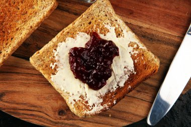 Ev yapımı çilek reçeli ve kayısı marmelatlı tost ekmeği.
