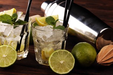 Brezilya 'nın Limonlu Limonlu Caipirinha' sı. Limonlu kokteyl ve m