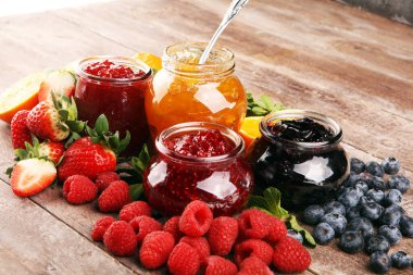 Reçel çeşitleri, mevsimlik böğürtlen jölesi, nane ve meyve ve... 