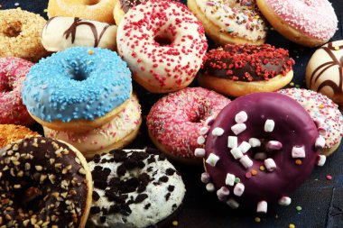 Çikolatalı buzlu, pembe ile çeşitli donuts sırlı ve serpin