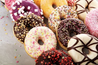 Çikolatalı buzlu, pembe ile çeşitli donuts sırlı ve serpin