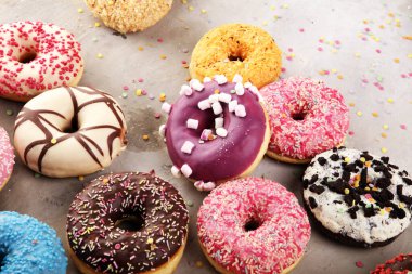 Çikolatalı buzlu, pembe ile çeşitli donuts sırlı ve serpin