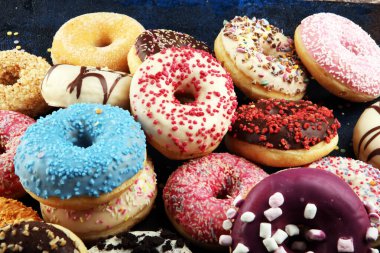 Çikolatalı buzlu, pembe ile çeşitli donuts sırlı ve serpin