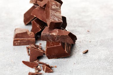 Koyu çikolata yığını, çikolata parçacıkları ve pudra.