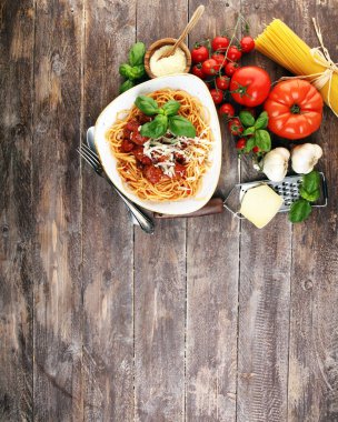 Köfteli makarna ve fesleğenli domates sosu.