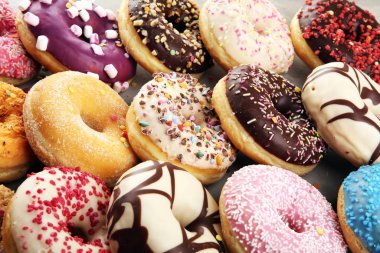 Çikolatalı buzlu, pembe ile çeşitli donuts sırlı ve serpin
