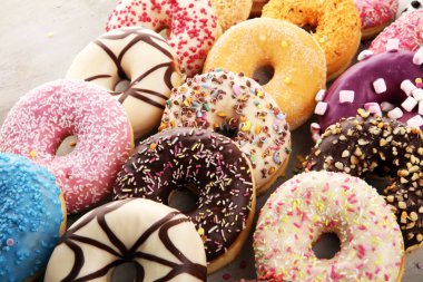 Çikolatalı buzlu, pembe ile çeşitli donuts sırlı ve serpin