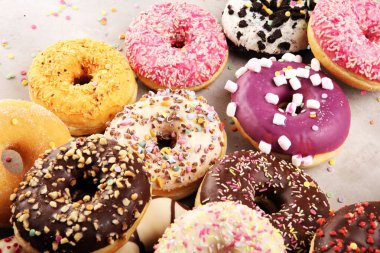 Çikolatalı buzlu, pembe ile çeşitli donuts sırlı ve serpin