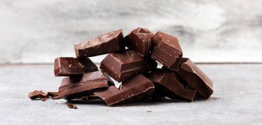 Koyu çikolata yığını, çikolata parçacıkları ve pudra.