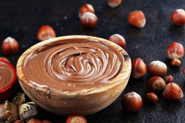 Ev yapımı fındık, ahşap kasede serili. Fındıklı fındıklı krema.