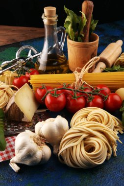 İtalyan yemekleri için makarna, sebze, ot ve baharat.