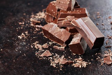 Koyu çikolata yığını, çikolata parçacıkları ve pudra.